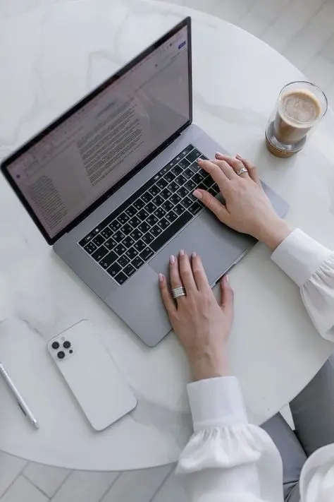 image of laptop and Iphone best freelance digital marketer in Alappuzha